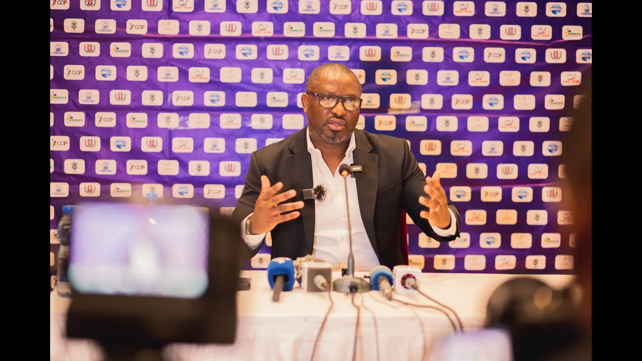 Thierry Mouyouma en conférence de presse